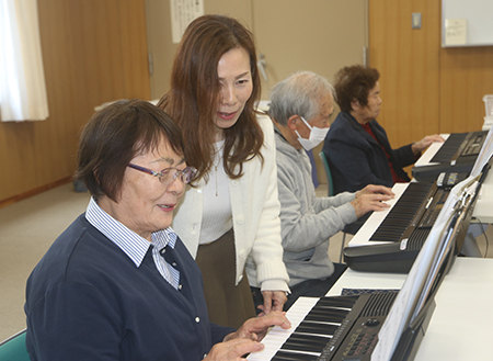 仲間とピアノを楽しむ